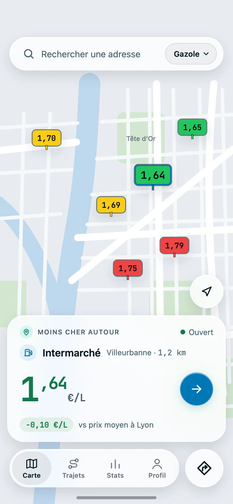 La carte Whyp à Lyon. Les stations apparaissent en pastilles de prix vertes, jaunes et rouges. La moins chère autour, Intermarché à Villeurbanne à 1,64 € le litre de gazole, est sélectionnée ; une carte indique 0,10 € de moins que le prix moyen à Lyon.