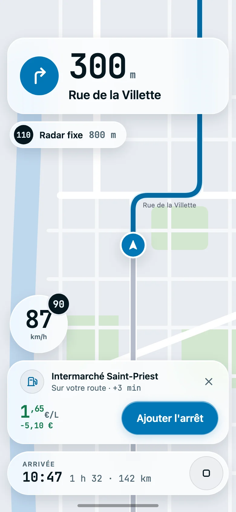 La navigation Whyp à Lyon. Un bandeau indique de tourner à droite dans 300 m, rue de la Villette. En dessous : un radar fixe à 800 m, votre vitesse de 87 km/h pour une limite à 90, et une carte qui propose un arrêt carburant sur votre route : Intermarché Saint-Priest, 3 minutes de plus, 1,65 € le litre, 5,10 € de moins, avec un bouton Ajouter l'arrêt. Arrivée à 10:47.